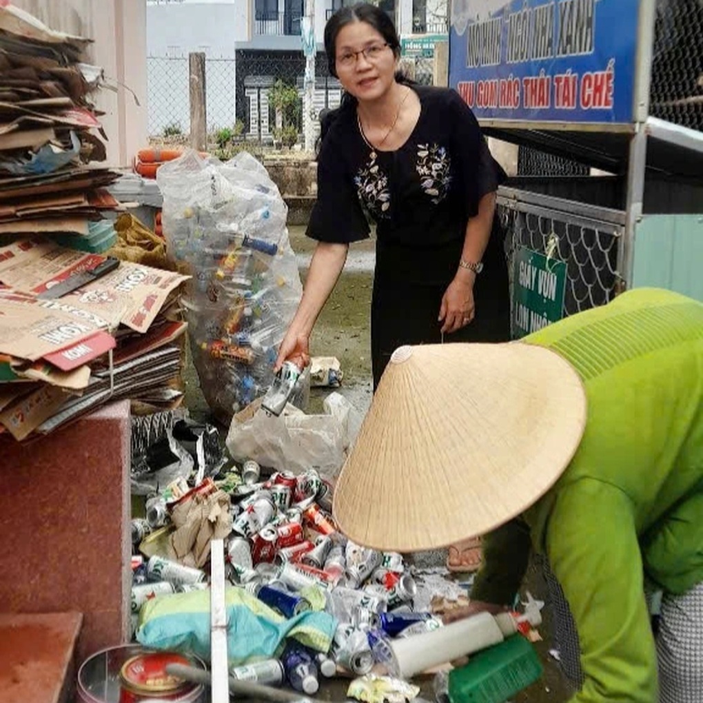 Người dân thứ 7 ra dọn đường, gom rác nhựa gây quỹ giúp học sinh nghèo - 2