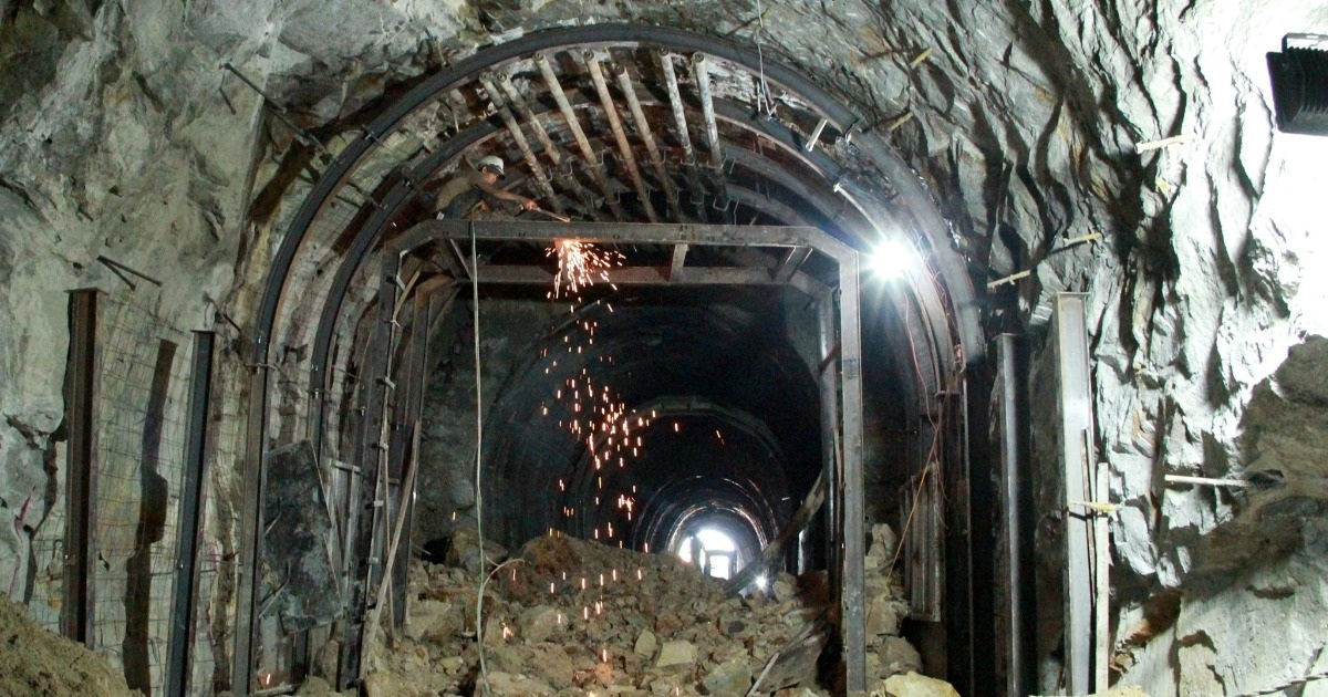 View - Bên trong hầm 88 năm tuổi bị sạt lở khiến đường sắt Bắc - Nam tê liệt | Báo Dân trí