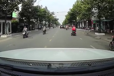 Người đàn ông gật đầu cảm ơn khi được tài xế nhường đường