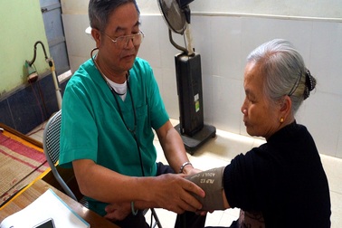 Người bác sĩ tận tình, gần gũi với dân nghèo