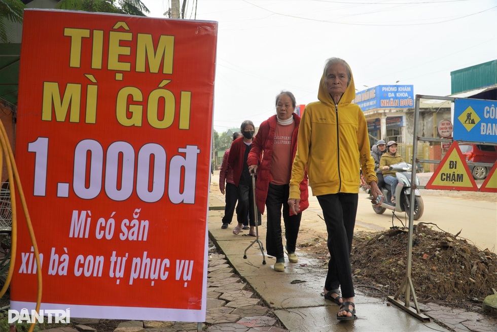 Tiệm mì gói chỉ 1.000 đồng, có thêm trứng và xúc xích - 1