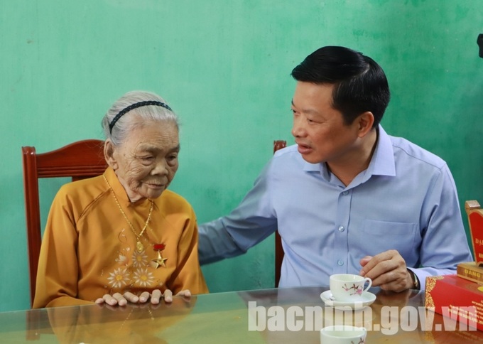 Phó Chủ tịch UBND tỉnh Đào Quang Khải hỏi thăm sức khỏe và cuộc sống của Mẹ Phan Thị Phấn.