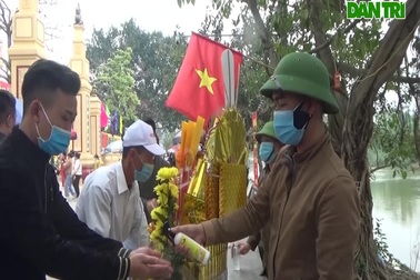 Du khách mang khẩu trang tấp nập đi cầu công danh sự nghiệp