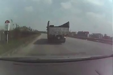 Ô tô chạy ngược chiều trên quốc lộ