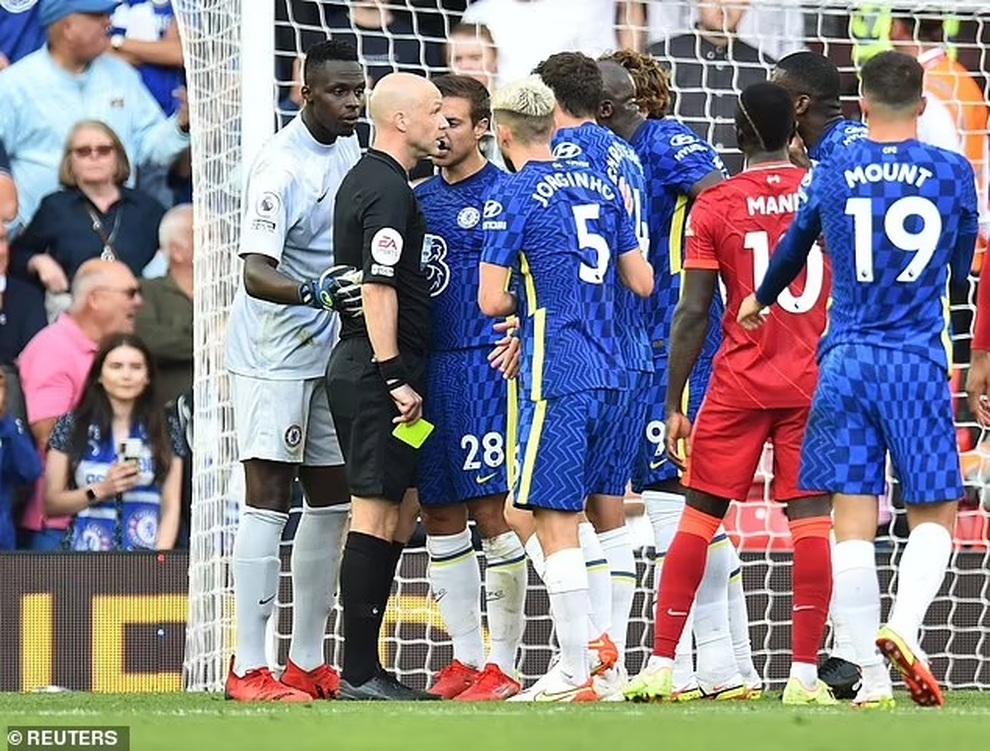 Trọng tài có nặng tay khi rút thẻ đỏ đuổi cầu thủ Chelsea? - 3 Trọng tài có nặng tay khi rút thẻ đỏ đuổi cầu thủ Chelsea? - 3