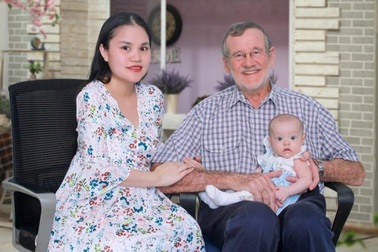 Cô gái Việt lấy chồng Tây chênh 40 tuổi, phải nói dối là "bố của bạn trai"