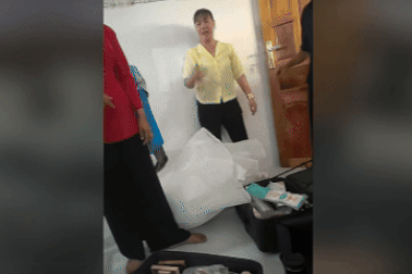 Thợ trang điểm bị vu trộm tiền, bị lột đồ kiểm tra