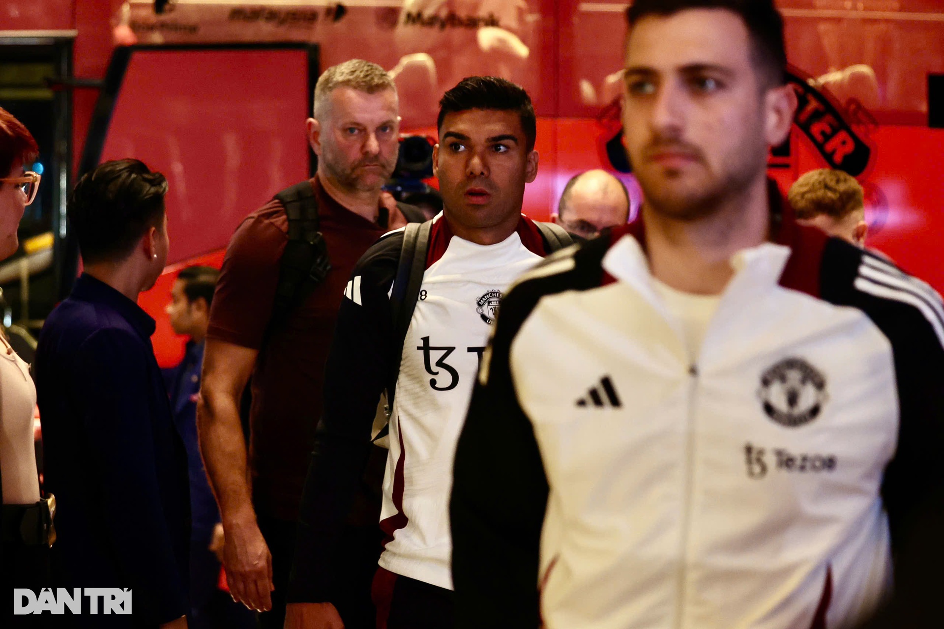 Hàng trăm người hâm mộ chào đón Man Utd đến khách sạn ở Malaysia - 3 Hàng trăm người hâm mộ chào đón Man Utd đến khách sạn ở Malaysia - 3