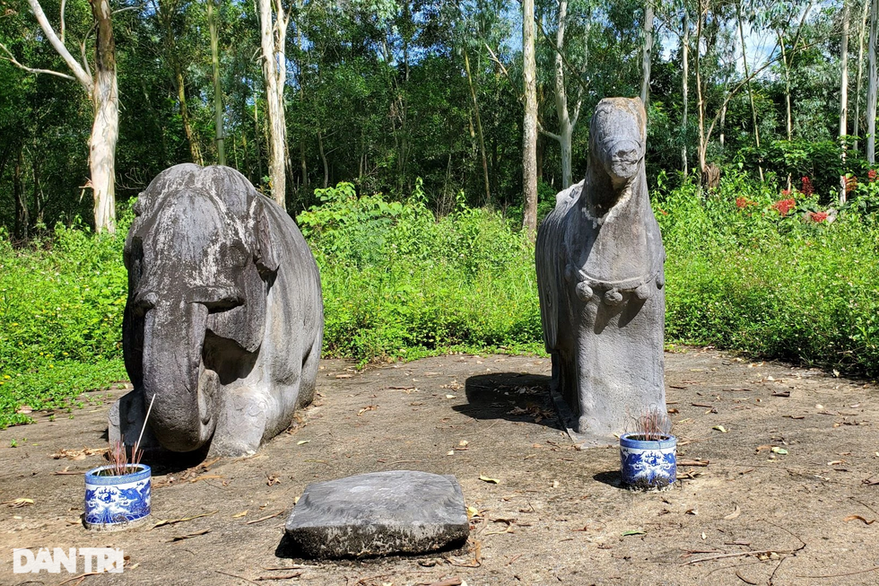 Kỳ lạ dòng lệ của voi đá ở kinh đô Vạn Lại - Yên Trường - 3 Kỳ lạ dòng lệ của voi đá ở kinh đô Vạn Lại - Yên Trường - 3