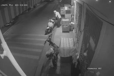 Chủ nhà cho xe điện sạc nhờ và cái vái lạy cảm ơn lúc 3h của tài xế