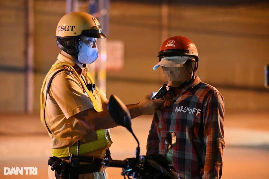 Thợ hồ bị phạt 7 triệu đồng sau khi uống ca nước của chủ nhà ở TPHCM - 1