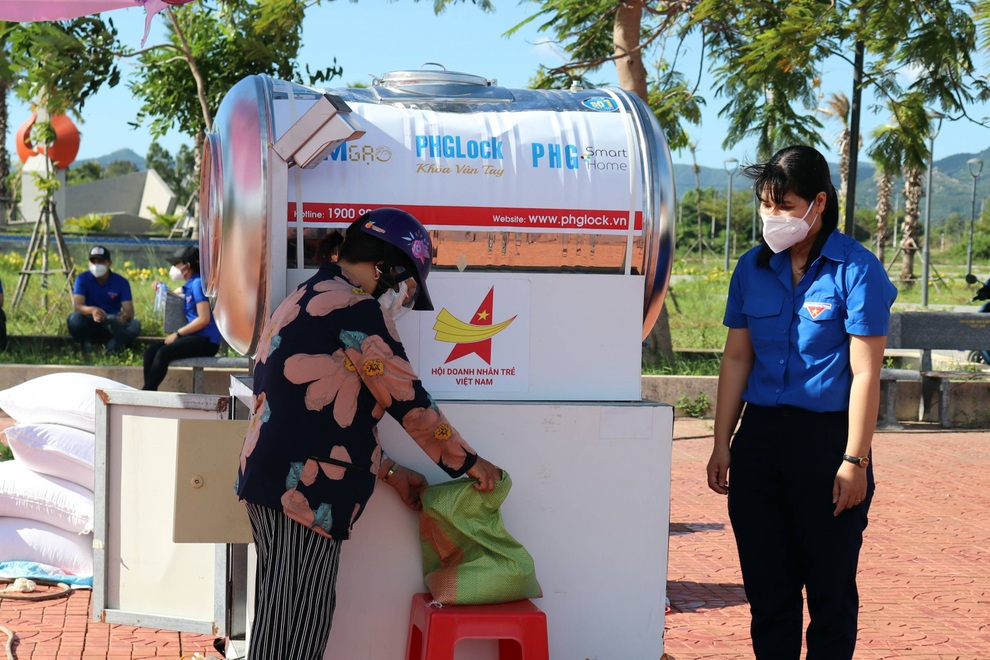 Người gặp khó vì Covid-19 xếp hàng nhận lương thực từ ATM gạo - 2 Người gặp khó vì Covid-19 xếp hàng nhận lương thực từ ATM gạo - 2
