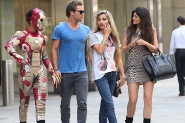 Những cách "đối phó" với thợ săn ảnh của các ngôi sao thế giới