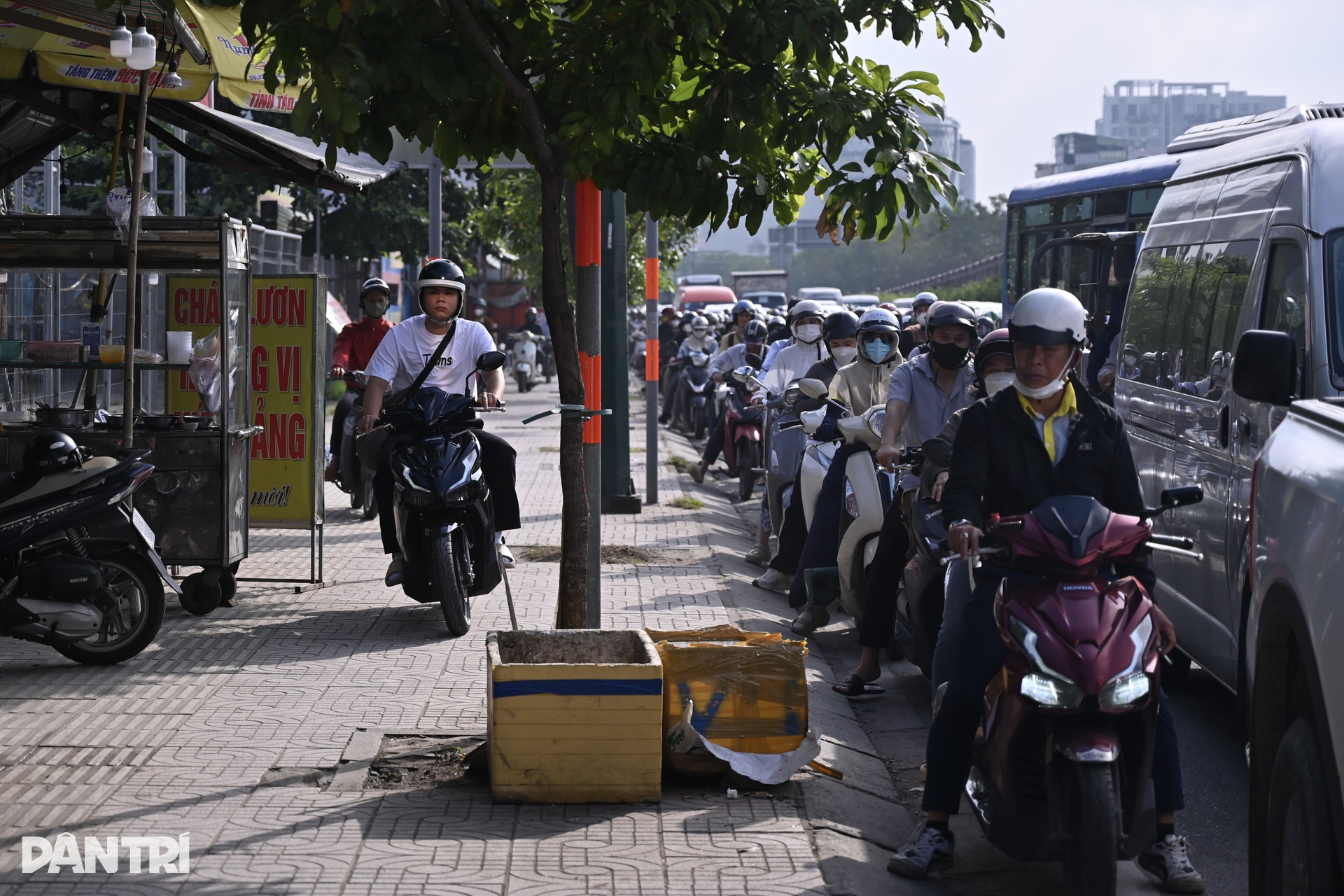Tái diễn cảnh xe leo vỉa hè, chiếm trọn phần đường của người đi bộ ở TPHCM - 4