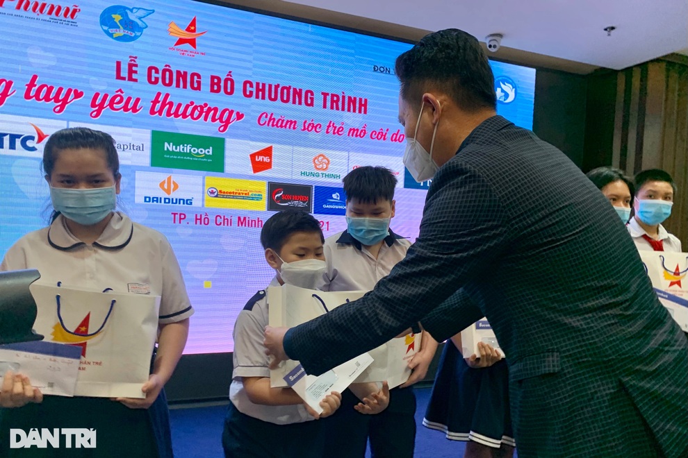 Cô bé mồ côi cha cùng người mẹ bán vé số bật khóc khi nhận giúp đỡ - 2 Cô bé mồ côi cha cùng người mẹ bán vé số bật khóc khi nhận giúp đỡ - 2