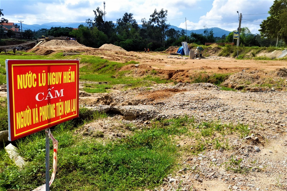 Dân khốn khổ vì cầu thi công rùa bò, đường tạm bị lũ cuốn trôi - 4 Dân khốn khổ vì cầu thi công rùa bò, đường tạm bị lũ cuốn trôi - 4