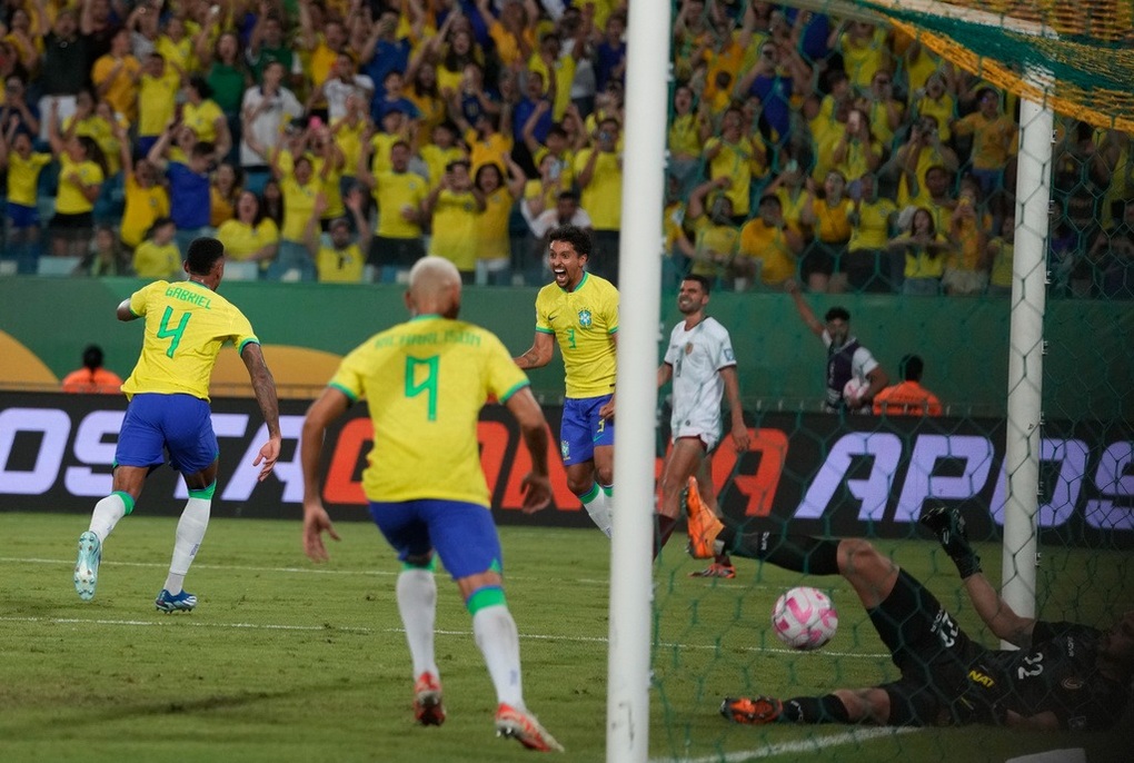 Neymar tỏa sáng, Brazil vẫn mất ngôi đầu bảng về tay Argentina - 2