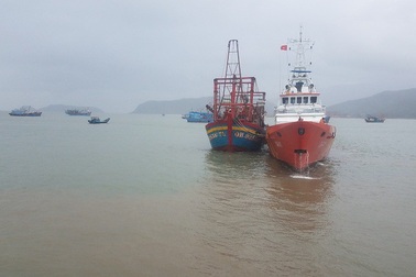 Cứu thành công tàu cá cùng 9 ngư dân gặp nạn trên biển