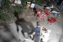 Bị bố ruột hành hung dã man, bé gái chạy trốn trong đêm