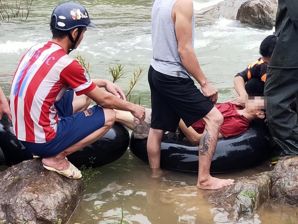 Đi đánh cá khi mưa lớn, người đàn ông trượt chân xuống suối tử vong - 1 Đi đánh cá khi mưa lớn, người đàn ông trượt chân xuống suối tử vong - 1