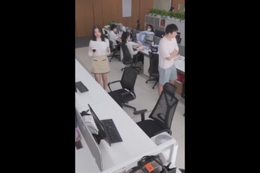 Chiếc ghế "phản chủ" khiến chàng trai bị cô gái trách oan