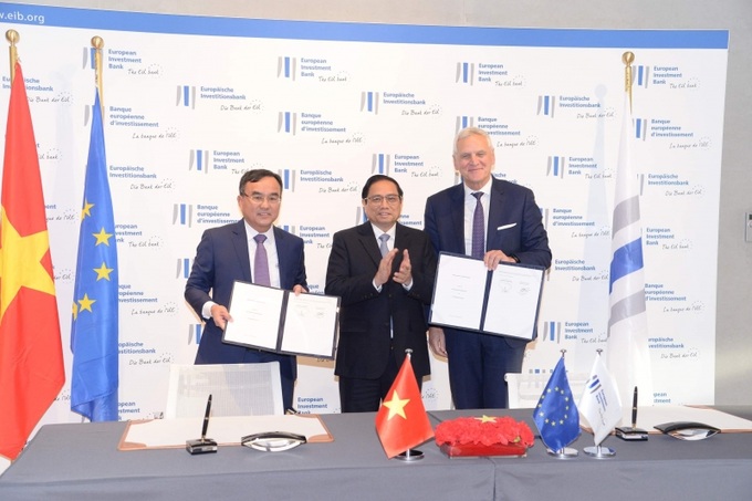 Ký kết bản ghi nhớ giữa EVN và EIB có sự chứng kiến của Thủ tướng Chính phủ Phạm Minh Chính.