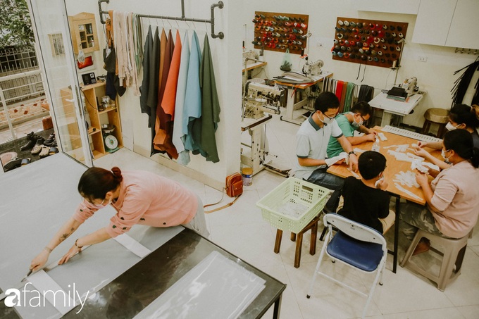 Thợ đồ da làm "tai giả" chống lại cơn đau vành tai khi phải đeo khẩu trang nhiều giờ, sản phẩm nhỏ gửi tặng cho hàng nghìn y bác sĩ tuyến đầu chống dịch - Ảnh 1. Thợ đồ da làm "tai giả" chống lại cơn đau vành tai khi phải đeo khẩu trang nhiều giờ, sản phẩm nhỏ gửi tặng cho hàng nghìn y bác sĩ tuyến đầu chống dịch - Ảnh 1.