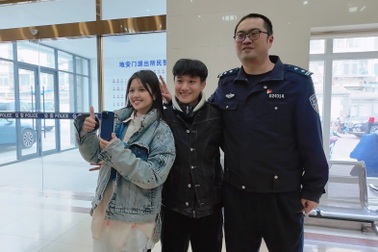 Khách Việt bỏ quên điện thoại trên phố ở Trung Quốc và cái kết bất ngờ