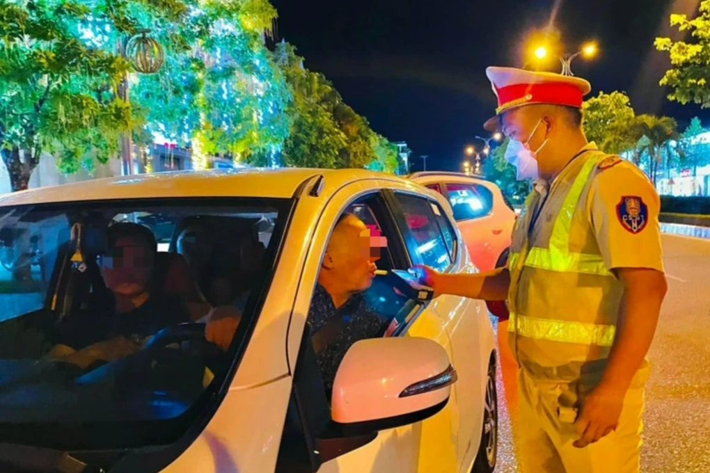 Cảnh sát mạnh tay xử lý nồng độ cồn và sự khác thường trong bệnh viện - 3 Cảnh sát mạnh tay xử lý nồng độ cồn và sự khác thường trong bệnh viện - 3