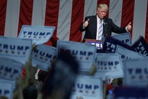 Tỉ phú Donald Trump tuyên chiến với truyền thông