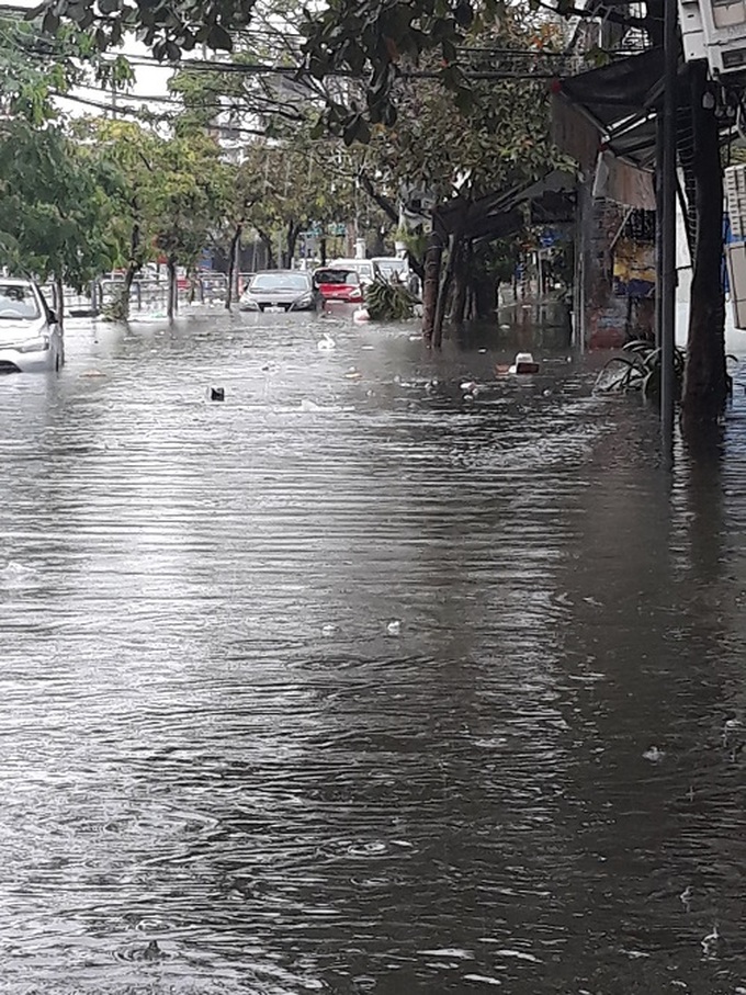 Trên địa bàn thành phố Đà Nẵng liên tục có mưa lớn trong những ngày qua gây ngập úng nhiều tuyến đường.