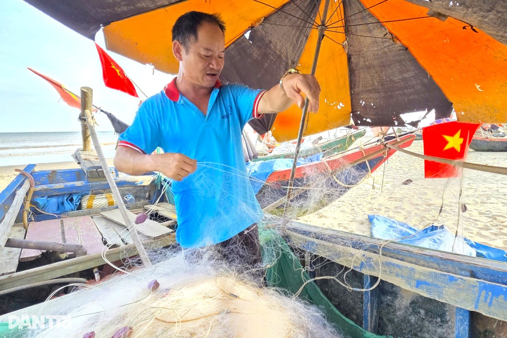 Kinh nghiệm ứng phó của ngư dân trước giờ bão Ragasa đổ bộ - 2 Kinh nghiệm ứng phó của ngư dân trước giờ bão Ragasa đổ bộ - 2