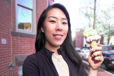 Chán việc, nữ thạc sĩ Harvard mở quầy bán kem cùng mẹ, kiếm 230.000 USD/năm