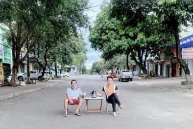 Ra đường chụp ảnh "sống ảo", hai người bị phạt 6 triệu đồng