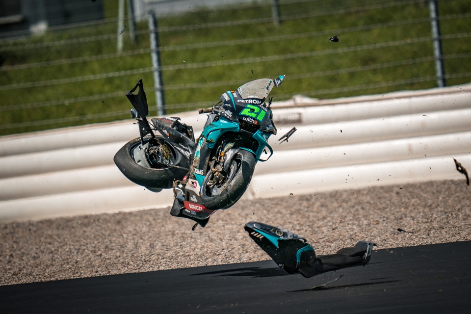 Tai nạn kinh hoàng trong chặng MotoGP tại Áo, hai chiếc xe đua biến dạng - 2 Tai nạn kinh hoàng trong chặng MotoGP tại Áo, hai chiếc xe đua biến dạng - 2