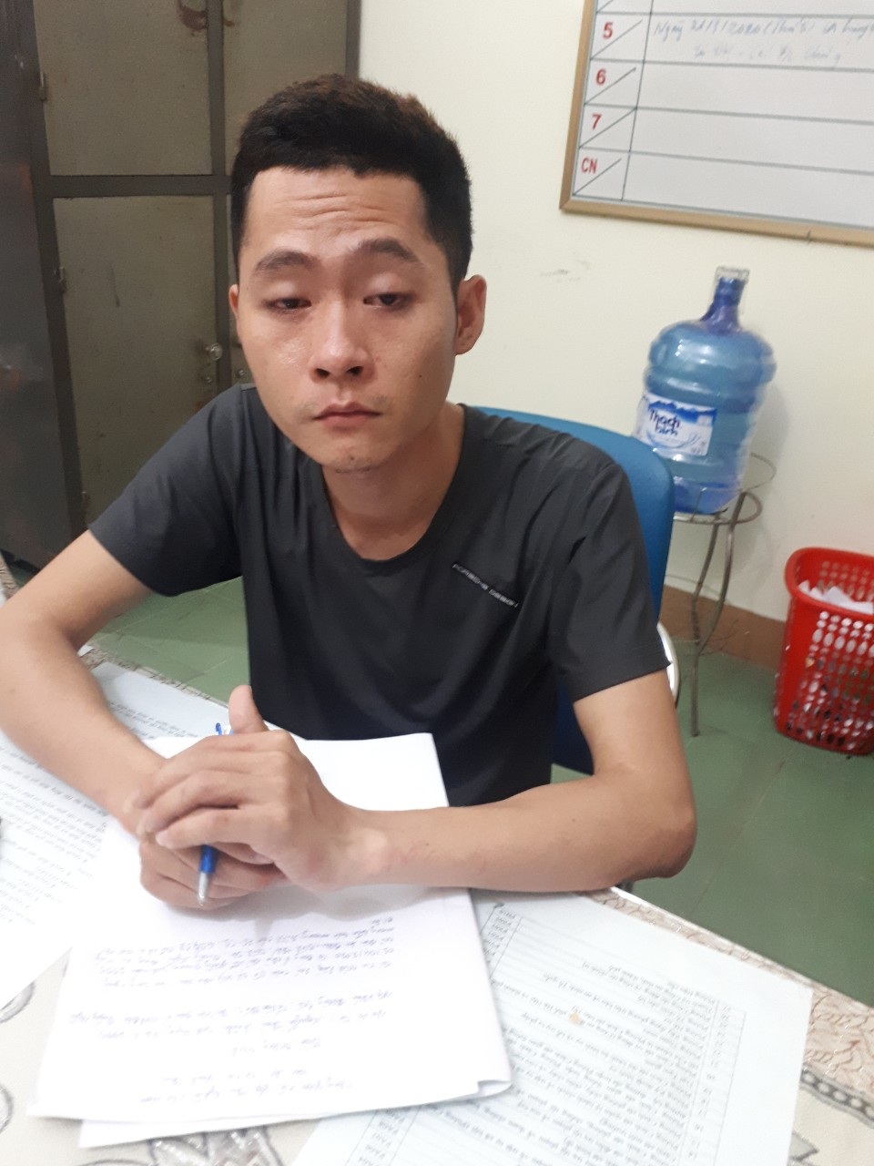 Khởi tố 2 nghi can cướp ngân hàng 200 triệu đồng - 2 Khởi tố 2 nghi can cướp ngân hàng 200 triệu đồng - 2