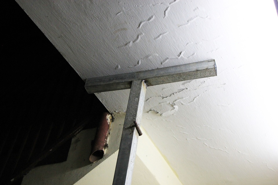 Nhà chống nạng sắt chờ sập giữa phố cổ Hà Nội - 4 Nhà chống nạng sắt chờ sập giữa phố cổ Hà Nội - 4