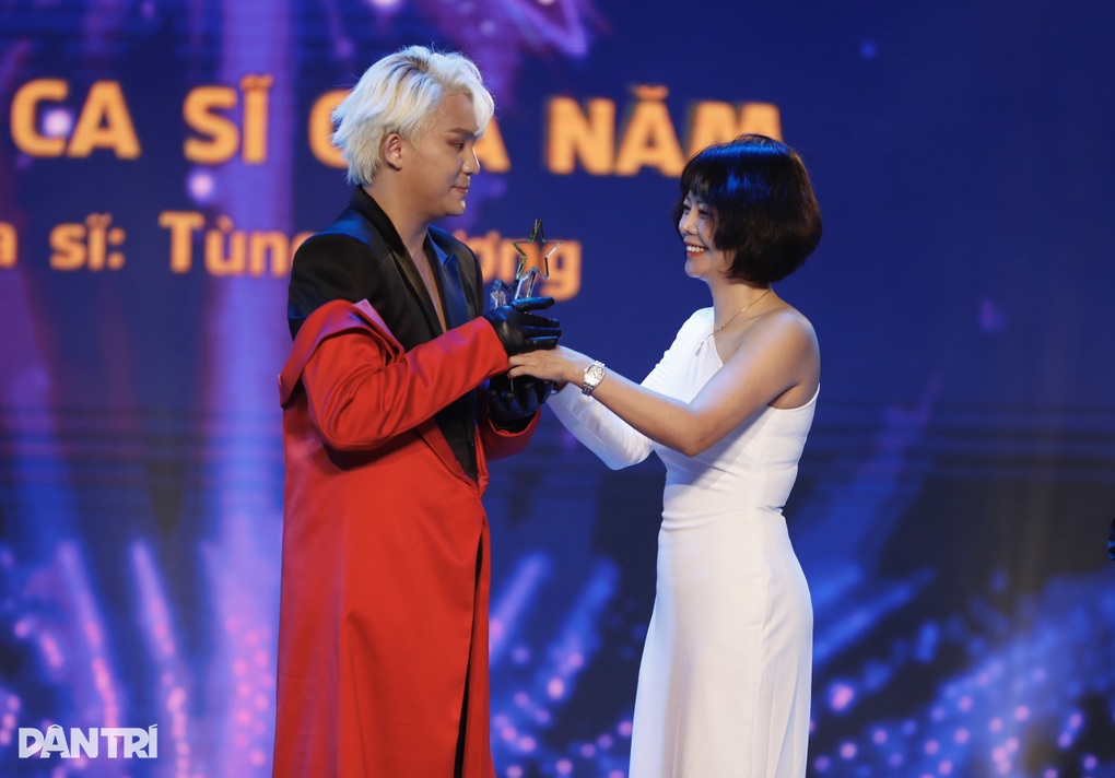 Cống hiến 2023: Hoàng Thùy Linh khóc nấc ẵm 3 giải, ngập ngừng nhắc Đen Vâu - 11