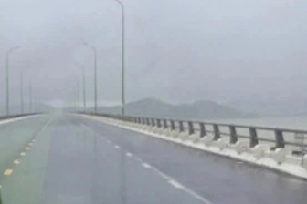 Xe thiết giáp, máy bay không người lái được huy động vào tâm bão Kalmaegi