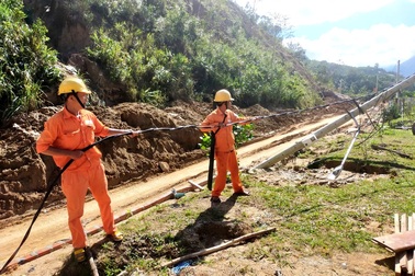 Nỗ lực kéo điện phục vụ người dân vùng sạt lở, cô lập ở Phước Sơn