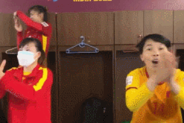 Dân mạng "chế ảnh" hài hước ăn mừng thành tích lịch sử bóng đá nữ Việt Nam