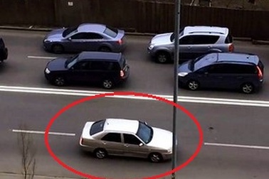 Một “sáng kiến” tránh tắc đường cực kỳ nguy hiểm