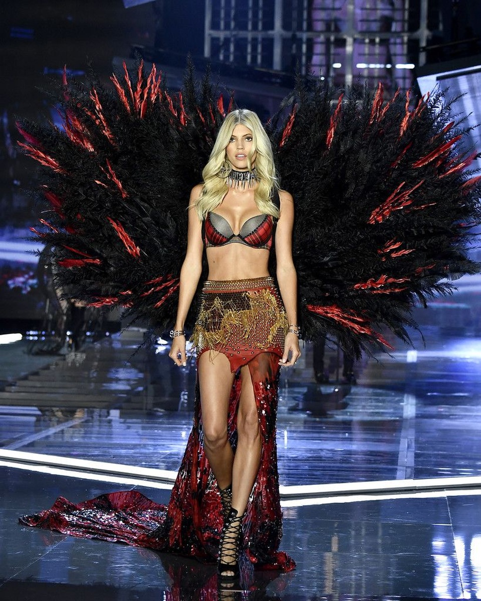 Devon Windsor khoe thân hình săn chắc với trang phục thể thao - 8 Devon Windsor khoe thân hình săn chắc với trang phục thể thao - 8