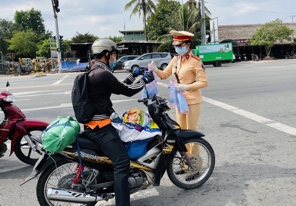 Giật mình vì CSGT đứng đầy đường, người dân bất ngờ khi được phát nước - 7 Giật mình vì CSGT đứng đầy đường, người dân bất ngờ khi được phát nước - 7