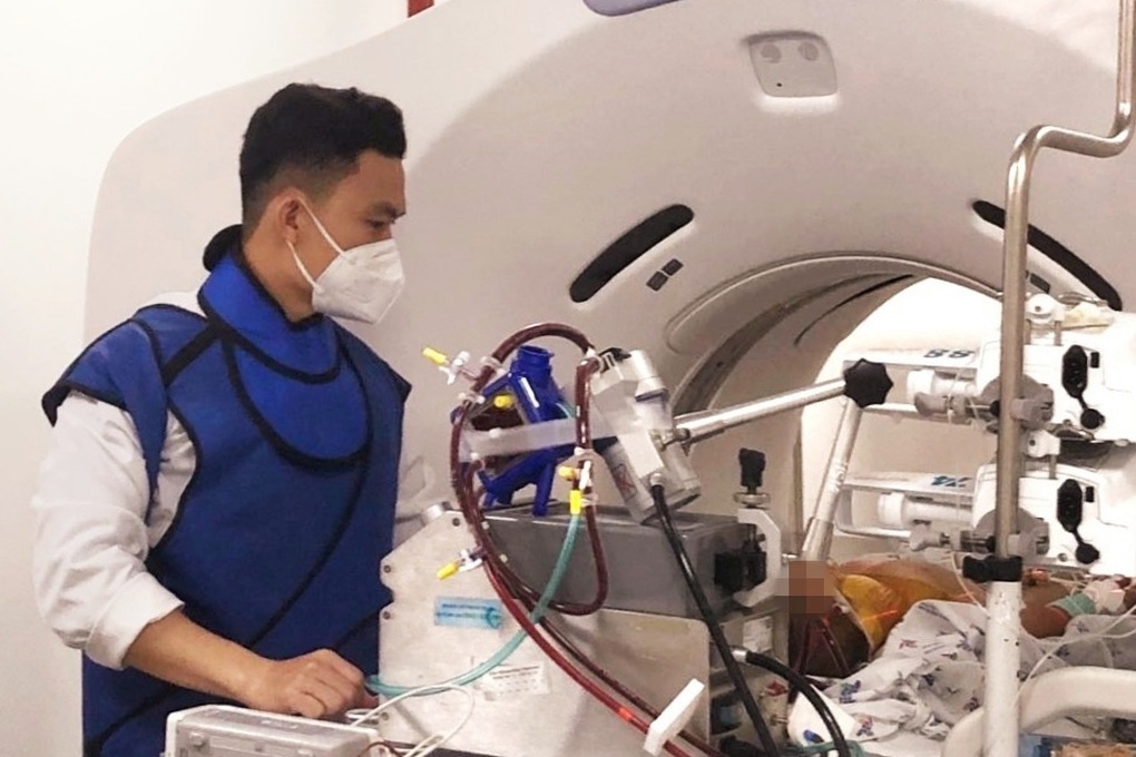 Bị ong vò vẽ trước nhà đốt 15 mũi, bé trai ở TPHCM tổn thương tim nguy kịch - 1 Bị ong vò vẽ trước nhà đốt 15 mũi, bé trai ở TPHCM tổn thương tim nguy kịch - 1
