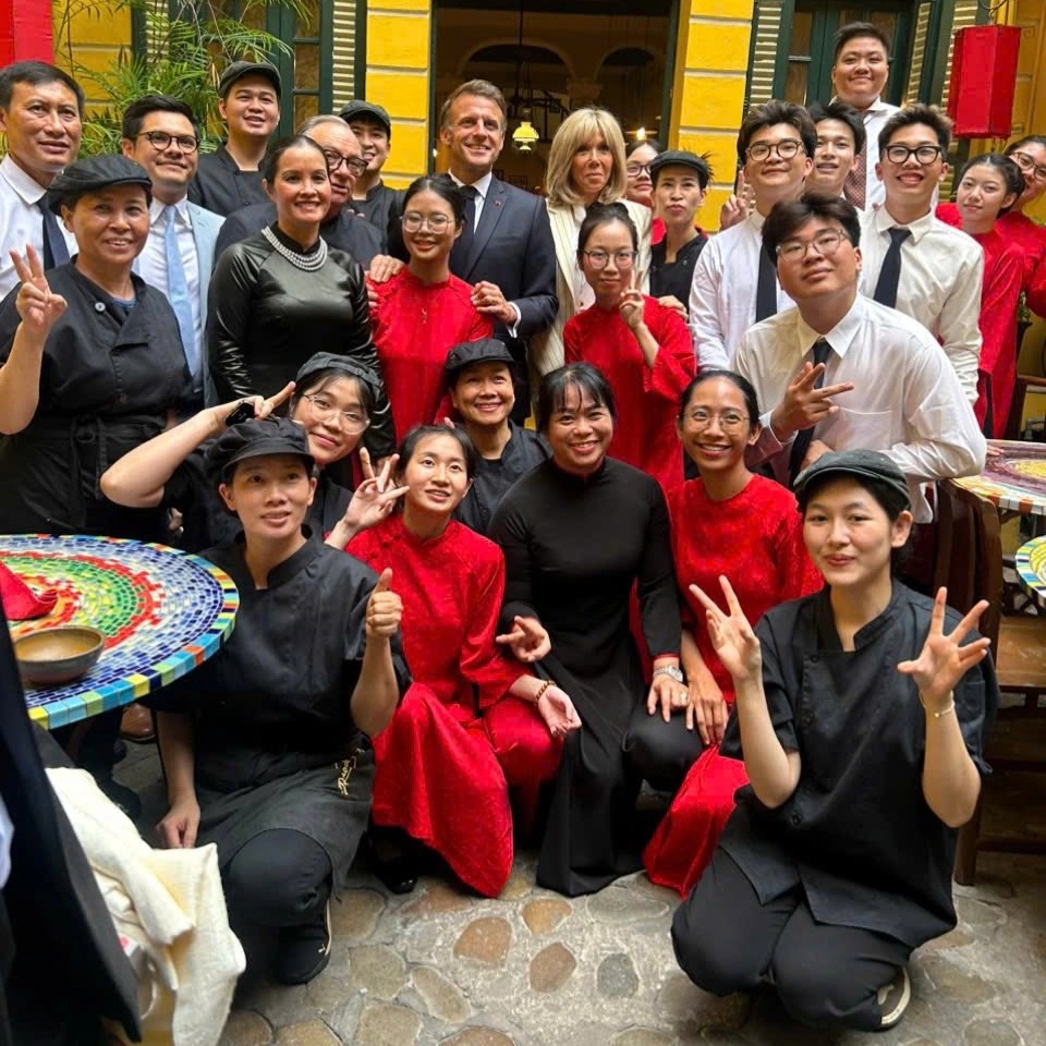 Tổng thống Pháp ăn bún riêu, rau muống xào tỏi giữa phố cổ Hà Nội - 6 Tổng thống Pháp ăn bún riêu, rau muống xào tỏi giữa phố cổ Hà Nội - 6