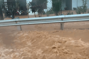 Nước cuồn cuộn đổ về TP Bảo Lộc, có nơi ngập lút xe máy