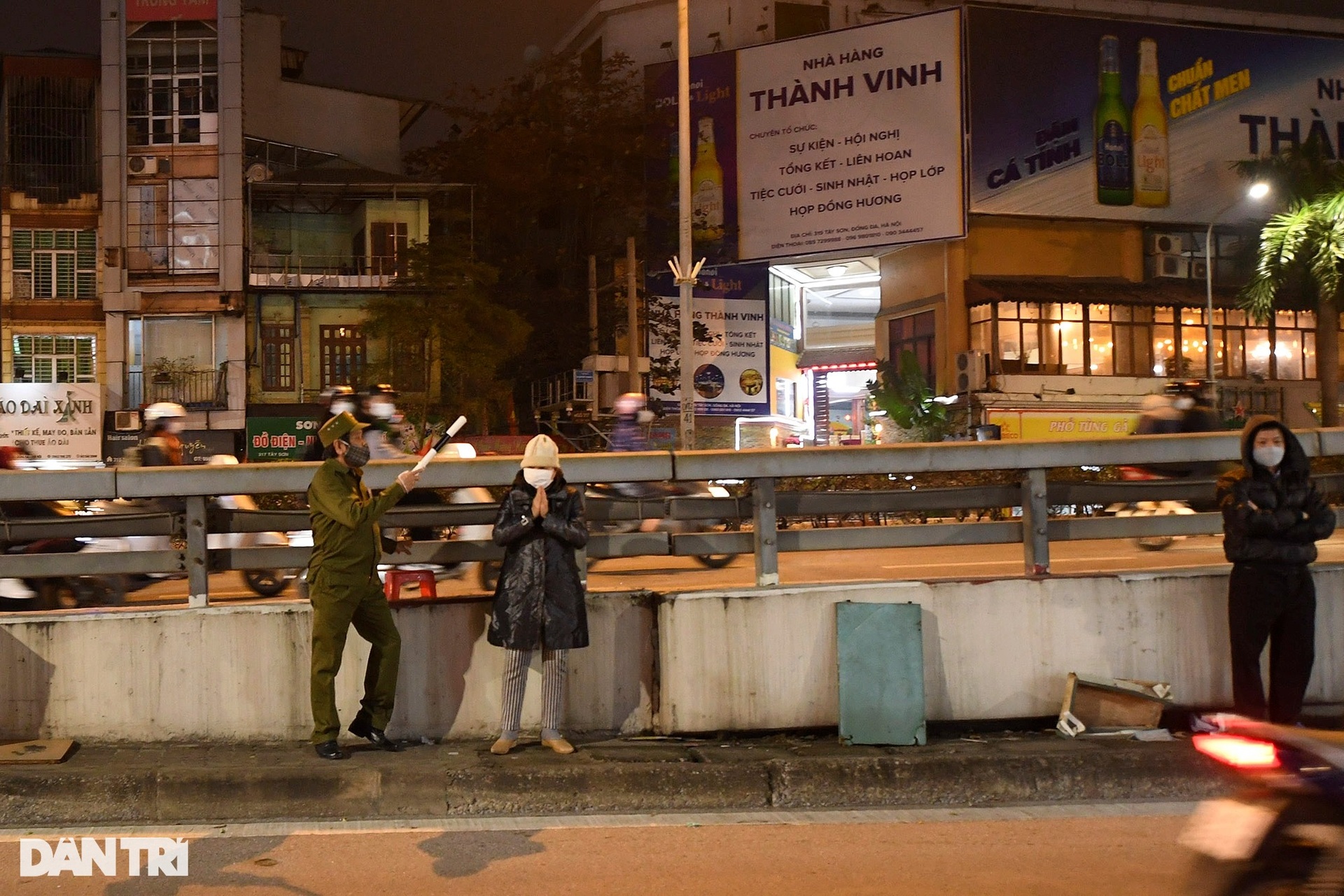 Người dân khấn vọng từ nóc nhà trong Lễ cầu an trực tuyến chùa Phúc Khánh - 9 Người dân khấn vọng từ nóc nhà trong Lễ cầu an trực tuyến chùa Phúc Khánh - 9