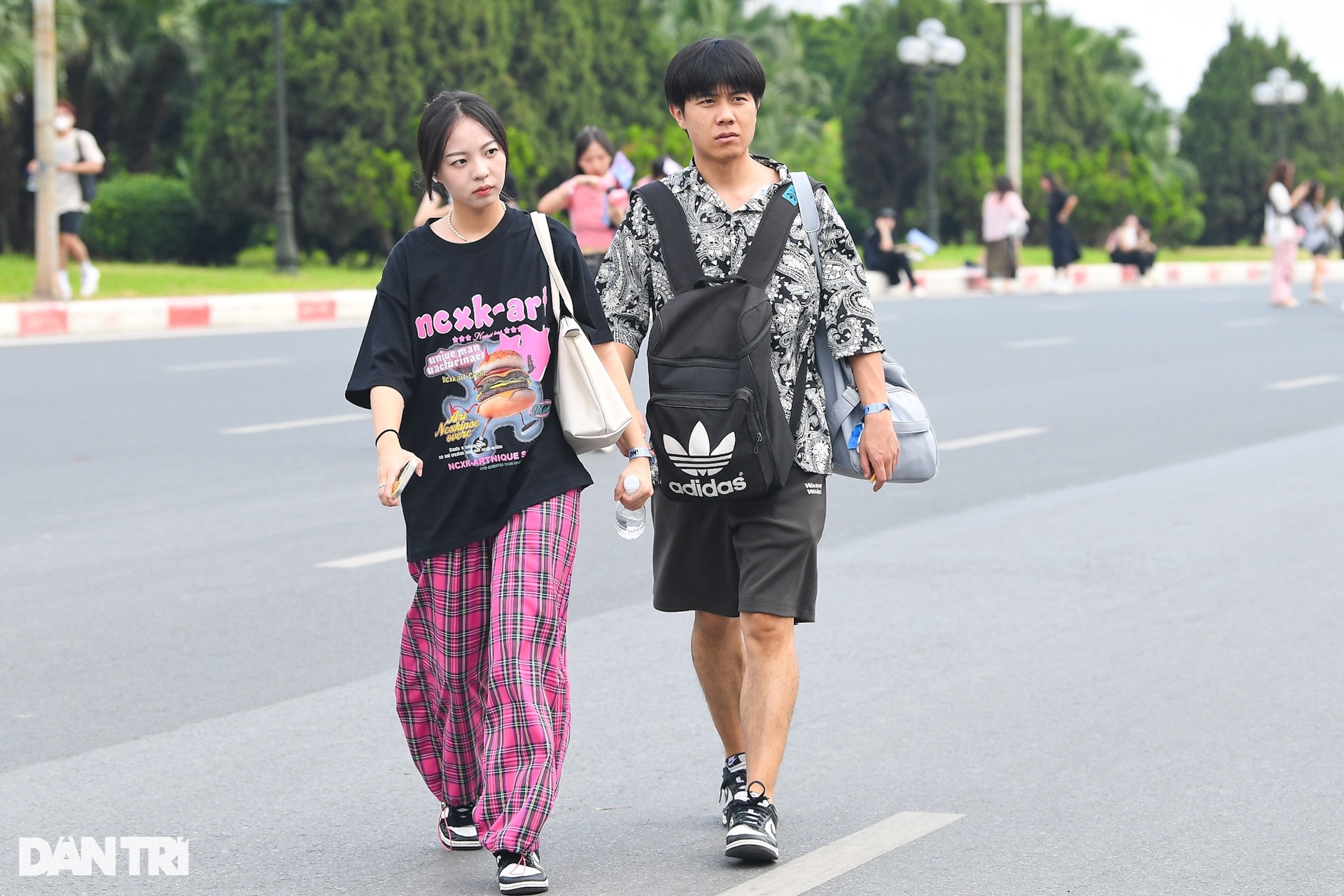 Vượt đường xa, fan Blackpink kéo theo vali đến sân vận động Mỹ Đình từ sớm - 4 Vượt đường xa, fan Blackpink kéo theo vali đến sân vận động Mỹ Đình từ sớm - 4