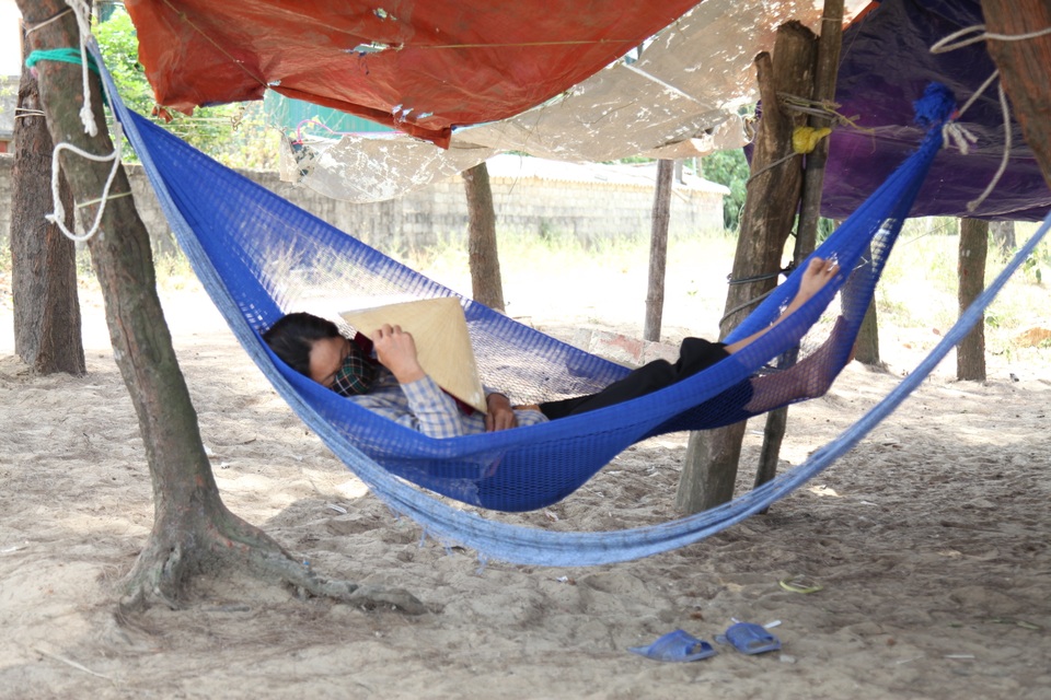 Người dân đổ ra bờ biển dựng lều, mắc võng tránh nóng - 8 Người dân đổ ra bờ biển dựng lều, mắc võng tránh nóng - 8